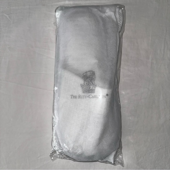 ♥️ RARE Authentic Ritz-Carlton Slippers - Picture 1 of 4